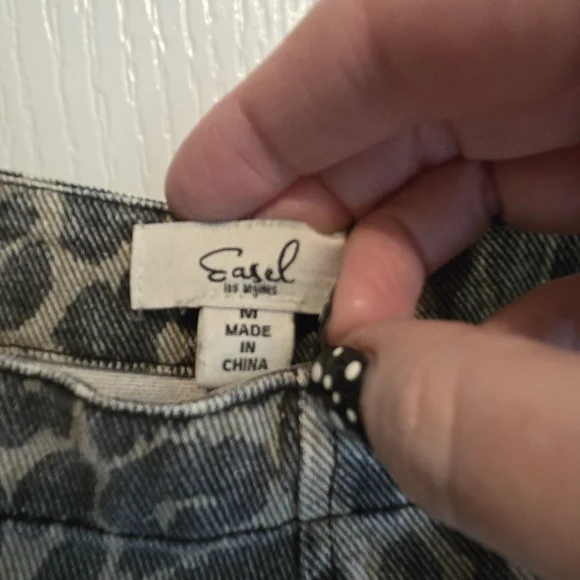 Easel Gray Leopard Print Apparel - Picture 3 of 3